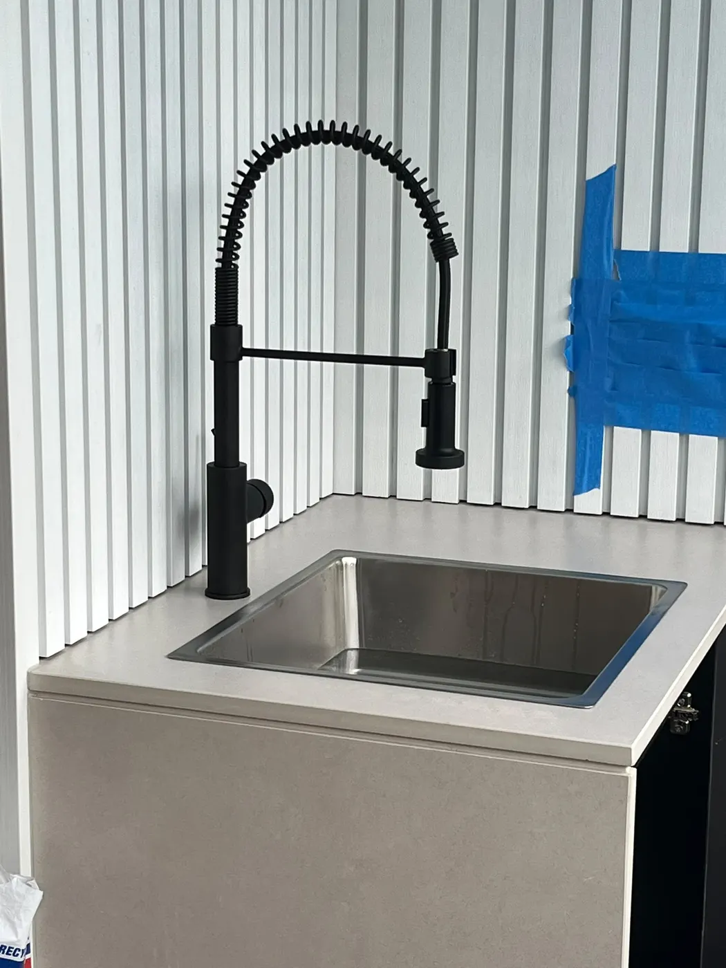 Laundry sink with pull-down mixer