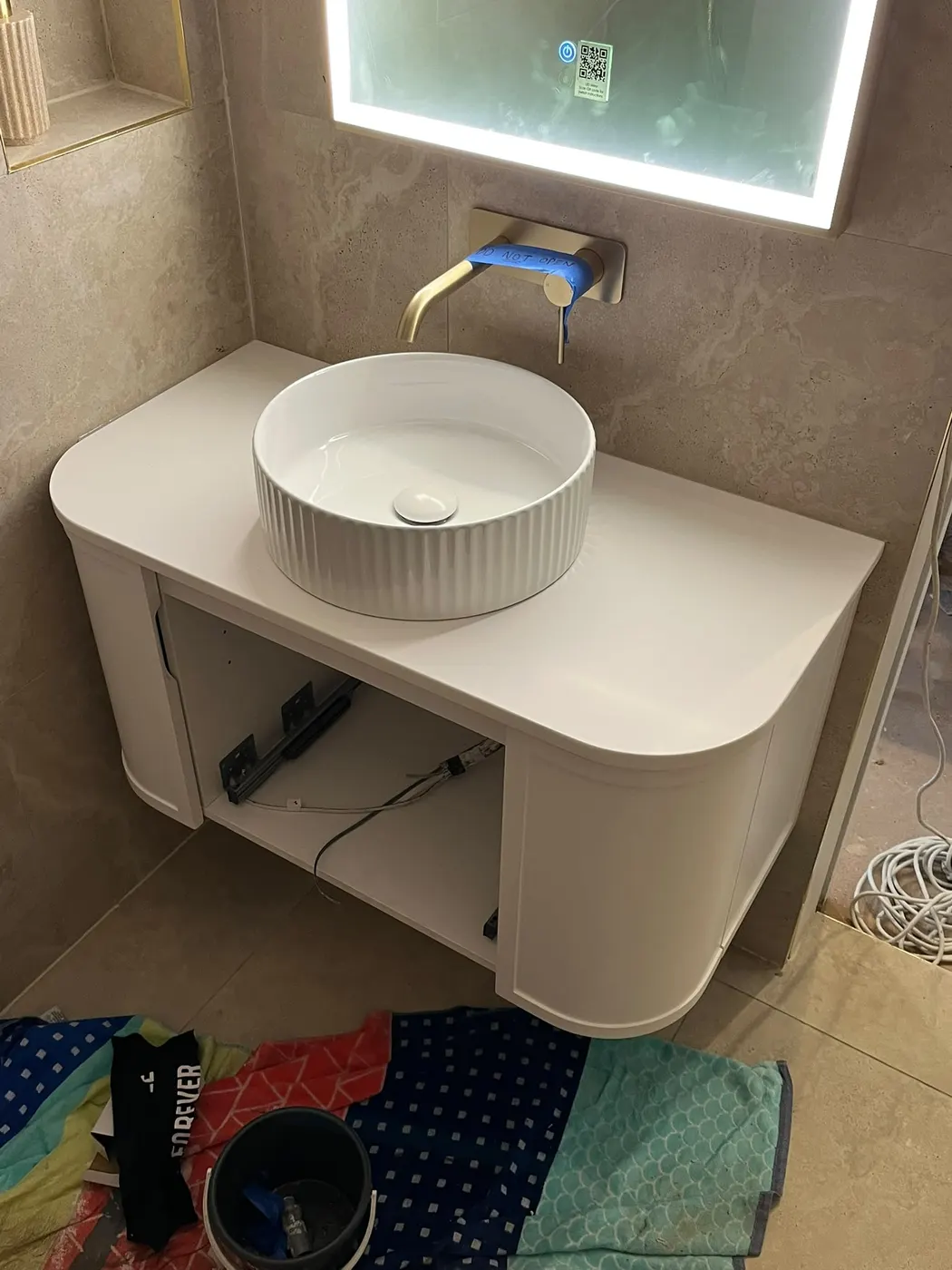 Wall-mounted basin mixer