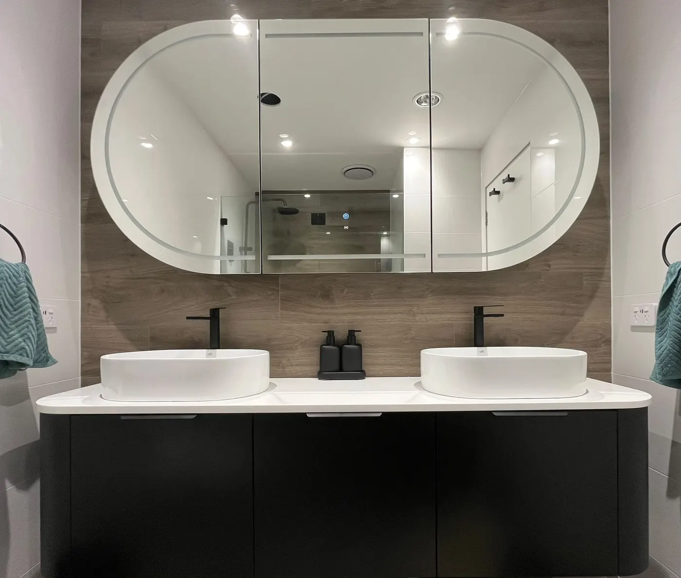 Double vanity with in-wall mixers